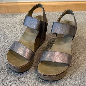 Metallic Crown Vintage Sandals